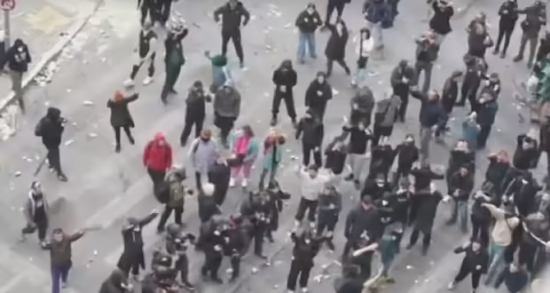 Τέμπη: Συγκινούν μαθητές που επιχειρούν να φτάσουν στο Σύνταγμα με τα χέρια ψηλά – Θέλουν να δείξουν πως δεν κρατούν «πολεμοφόδια»