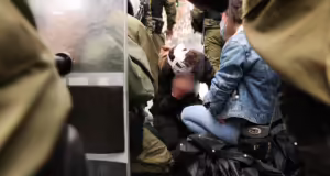 Επεισόδια στο Σύνταγμα: Δύο αστυνομικοί με εγκαύματα στο 401 – Στο νοσοκομείο 7 ακόμη τραυματίες