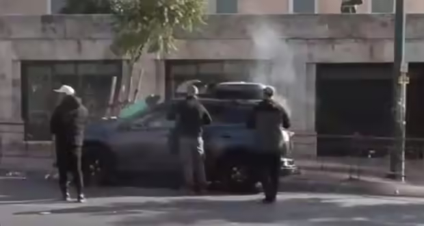 Τέμπη: Όχημα τηλεοπτικού σταθμού αρπάζει φωτιά από μολότοφ έξω από τη Βουλή