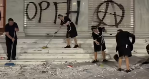 Συλλαλητήριο για τα Τέμπη: Η στιγμή που εργαζόμενοι σκουπίζουν τα μάρμαρα που έσπασαν οι κουκουλοφόροι