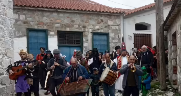 Μυτιλήνη: Το αποκριάτικο έθιμο της περικεφαλαίας του Μεγαλέξανδρου και «τριψίματα» στην ορεινή Αγιάσο της Λέσβου
