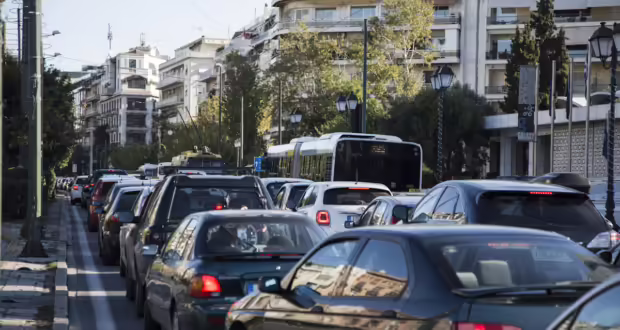 Κίνηση στους δρόμους: Στο «κόκκινο» Κηφισός, Κηφισίας και κέντρο της Αθήνας – Καθυστερήσεις έως 30 λεπτών στην Αττική Οδό