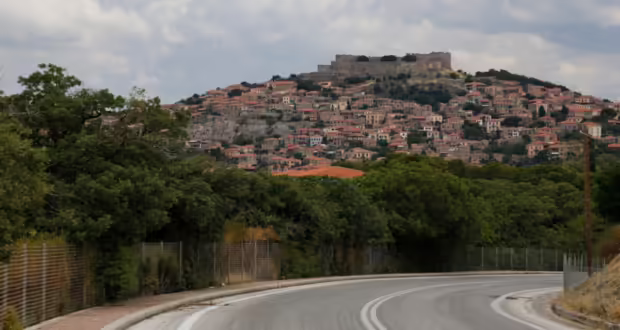 Λέσβος: Το επιβλητικό κάστρο του Μολύβου που δεσπόζει πάνω από τα σπίτια του οικισμού