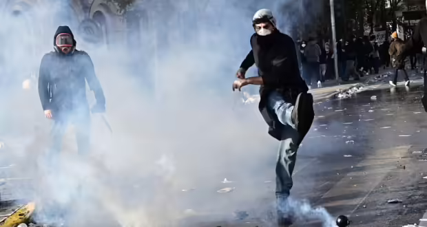 Τέμπη: «Αυτό που ήθελαν οι κουκουλοφόροι ήταν νεκρό διαδηλωτή ή νεκρό αστυνομικό» λέει η Κωνσταντία Δημογλίδου