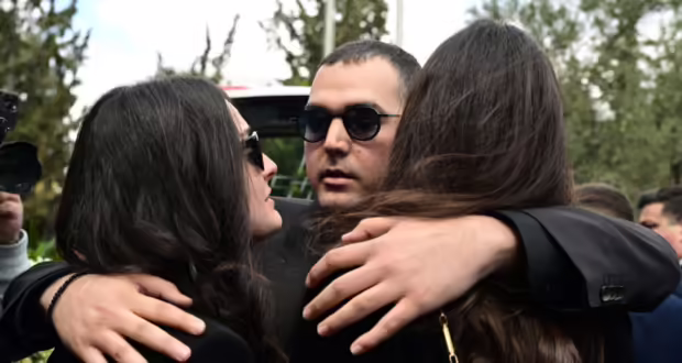 Αλέξης Κούγιας: Βαθιά συγκίνηση στους επικήδειους των παιδιών του, Μάιρας και Χρίστου Κούγια – «Ήμασταν η πρώτη σου προτεραιότητα – Δεν θα σε ξεχάσουμε ποτέ»