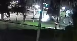 Γλυφάδα: Βίντεο ντοκουμέντο από το τροχαίο με το αυτοκίνητο που έπεσε σε στάση λεωφορείου