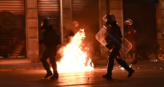 Τέμπη: 7 συλλήψεις και 5 τραυματίες στα επεισόδια μετά το συλλαλητήριο στο Σύνταγμα – Προσαγωγές και στη Θεσσαλονίκη