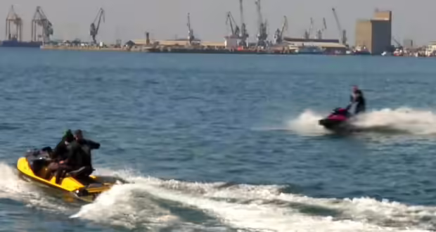 Θεσσαλονίκη: Βόλτα και φιγούρες με jet ski στον Θερμαϊκό