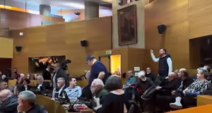 Επεισοδιακό δημοτικό συμβούλιο στη Θεσσαλονίκη για το άγαλμα Μπουτάρη: «Σιγά μη φοβηθώ» η απάντηση Αγγελούδη στα συνθήματα εθνικιστών