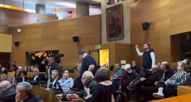 Επεισοδιακό δημοτικό συμβούλιο στη Θεσσαλονίκη για το άγαλμα Μπουτάρη: «Σιγά μη φοβηθώ» η απάντηση Αγγελούδη στα συνθήματα εθνικιστών