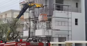 Εργατικό ατύχημα στη Βούλα: Χωρίς τις αισθήσεις του 28χρονος χειριστής γερανού