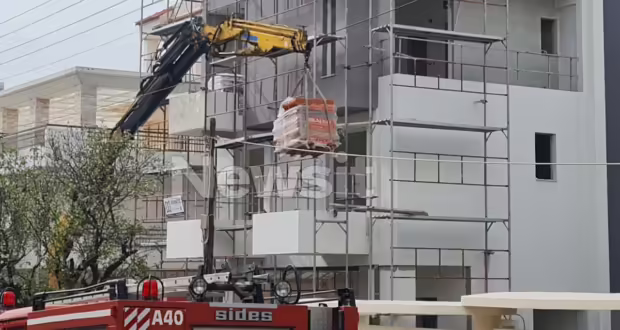 Εργατικό ατύχημα στη Βούλα: Χωρίς τις αισθήσεις του 28χρονος χειριστής γερανού