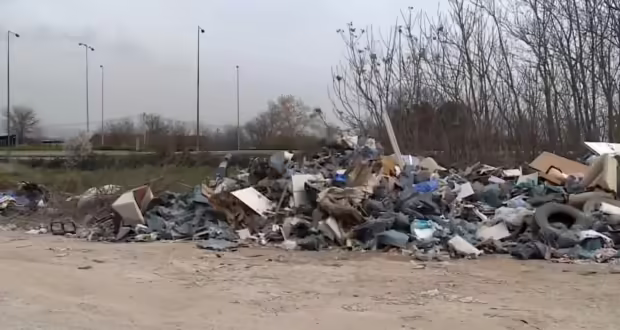 Εικόνες ντροπής στον προστατευόμενο από δίκτυο Natura 2000 Γαλλικό ποταμό
