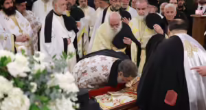 Σε λαϊκό προσκύνημα το σκήνωμα του Μητροπολίτη πρώην Θεσσαλονίκης Άνθιμου