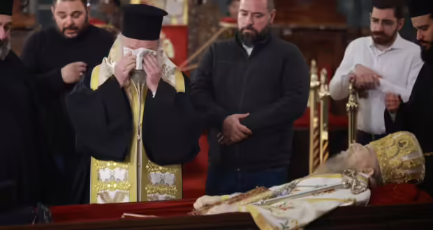 Μητροπολίτης πρώην Θεσσαλονίκης Άνθιμος: Πλήθος πιστών στο λαϊκό προσκύνημα στο σκήνωμά του – Το Σάββατο η κηδεία