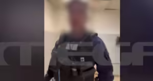 Άνδρας παρίστανε τον αστυνομικό με στολή και πλήρη εξοπλισμό στο κέντρο της Αθήνας: Βίντεο – ντοκουμέντο