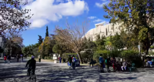 Καιρός: Θερμοκρασία πάνω από 30 βαθμούς Κελσίου το Σαββατοκύριακο και από την Τρίτη χιόνια και τσουχτερό κρύο