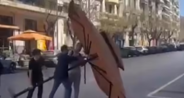 Θεσσαλονίκη: Ομπρέλα καταστήματος «πέταξε» από τον ισχυρό αέρα