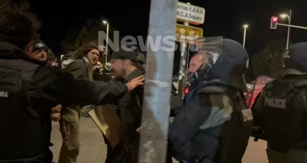 Θεσσαλονίκη: Επεισόδια και προσαγωγές έξω από το θέατρο Αριστοτέλειον στη συγκέντρωση για την παράσταση του Χριστόφορου Ζαραλίκου που εμφανίζεται ως «Εσταυρωμένος»