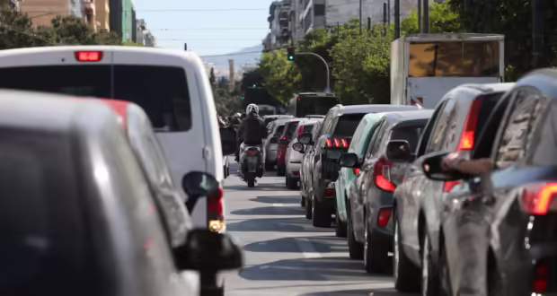Κυκλοφοριακό «έμφραγμα» στο Μετς λόγω φωτιάς σε αυτοκίνητο στην Ηλιουπόλεως