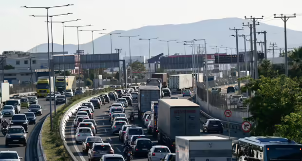 Κίνηση στους δρόμους: Ουρές χιλιομέτρων στον Κηφισό – Προβλήματα στη Λεωφόρο Κηφισίας, στο κέντρο της Αθήνας και στην Αττική Οδό