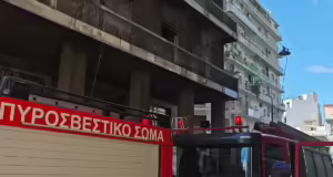 Φωτιά σε σπίτι στην πλατεία Βάθης: Εκκενώθηκε η πολυκατοικία
