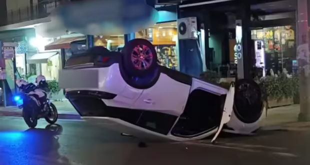 Τροχαίο ατύχημα στη λεωφόρο Ηρακλείου: Αυτοκίνητο καρφώθηκε σε παρκαρισμένο όχημα και ανετράπη – Απεγκλωβίστηκε με τραύματα η οδηγός
