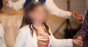 Λακωνία: Οι συμμαθητές της 15χρονης γέμισαν το θρανίο της με λουλούδια – «Ήταν ένας άγγελος, την αγαπούσαμε πολύ»