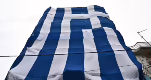 25η Μαρτίου: Γιγαντιαία ελληνική σημαία κάλυψε επταώροφη πολυκατοικία στο Κερατσίνι – Έχει έκταση σχεδόν όσο ένα γήπεδο τένις