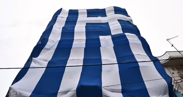 25η Μαρτίου: Γιγαντιαία ελληνική σημαία κάλυψε επταώροφη πολυκατοικία στο Κερατσίνι – Έχει έκταση σχεδόν όσο ένα γήπεδο τένις