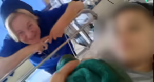 ΚΑΤ: Μαθήματα ζωής από καθαρίστρια – Έχει γίνει ο «φύλακας άγγελος» 15χρονου από τη Γάζα που νοσηλεύεται στο νοσοκομείο