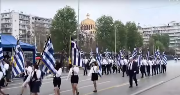 Θεσσαλονίκη: Υπό βροχή η μαθητική παρέλαση για την 25η Μαρτίου