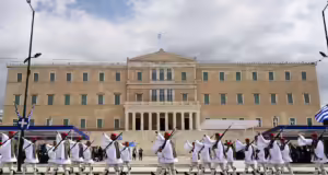 Καιρός 25ης Μαρτίου: Με γκρίζο ουρανό, αφρικανική σκόνη και ζέστη οι παρελάσεις – Πού θα πέσουν λασποβροχές