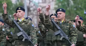 25η Μαρτίου: Με περηφάνεια και τιμή η παρέλαση στη Θεσσαλονίκη – Φοιτητές ύψωσαν μαύρα μπαλόνια για τα θύματα των Τεμπών