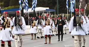 Η «γκάφα» της ΕΡΤ κατά την μετάδοση της στρατιωτικής παρέλασης – Παρουσίασαν τον Ευαγόρα Παλληκαρίδη ως θύμα των Οθωμανών