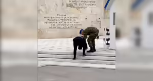 Υπάλληλος της Βουλής προσπάθησε να βανδαλίσει το μνημείο του Άγνωστου Στρατιώτη λίγο μετά την παρέλαση της 25ης Μαρτίου