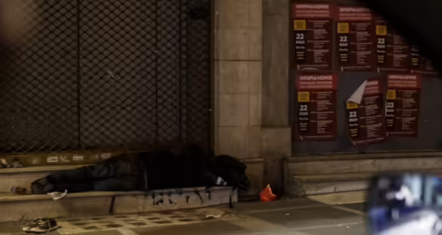 Μυστήριο με το θάνατο αστέγου σε εστιατόριο της Αθήνας – Η μεταφορά στο πεζοδρόμιο και οι έρευνες της ΕΛΑΣ