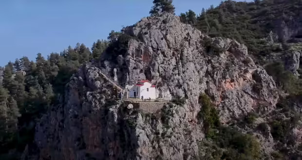 Το εντυπωσιακό εκκλησάκι της Αγίας Μαρίνας του Βράχου στην Πάρνηθα που θυμίζει Άγιο Όρος