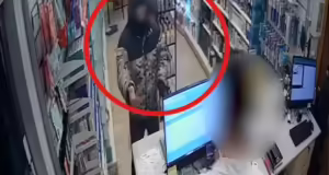 Η στιγμή που γυναίκα υπάλληλος προσπαθεί να ακινητοποιήσει τον ληστή με το «μαύρο κατσαβίδι» – Βίντεο ντοκουμέντο
