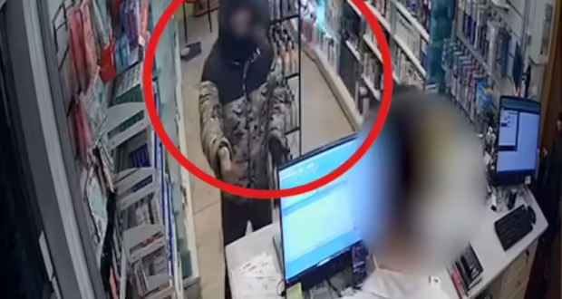 Η στιγμή που γυναίκα υπάλληλος προσπαθεί να ακινητοποιήσει τον ληστή με το «μαύρο κατσαβίδι» – Βίντεο ντοκουμέντο