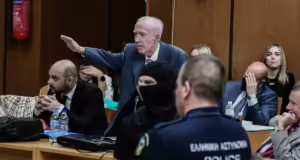 Κωνσταντίνος Πλεύρης: Αναβλήθηκε για τον Σεπτέμβριο η δίκη του για το ναζιστικό χαιρετισμό