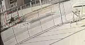 Κορωπί: Βίντεο ντοκουμέντο από την πρώτη επίθεση του δράστη με το κατσαβίδι στον 57χρονο που κινδυνεύει να χάσει το μάτι του