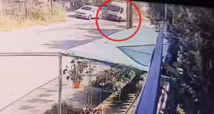Κορωπί: Η στιγμή που ο δράστης χτυπάει με την πέτρα τον 57χρονο που κινδυνεύει να χάσει το μάτι του – Νέο βίντεο ντοκουμέντο