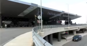 Θεσσαλονίκη: Διαμαρτυρία ιδιοκτητών ταξί στο αεροδρόμιο «Μακεδονία»