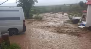 Καιρός – Φθιώτιδα: Χείμαρρος πέρασε μέσα από το χωριό Βελεσιώτες Δομοκού – Κινδύνευσαν τρία άτομα