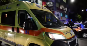 Περιστέρι: Αυτοκίνητο έπεσε πάνω σε πέντε σταθμευμένα ΙΧ – Σε σοβαρή κατάσταση στο νοσοκομείο ο οδηγός