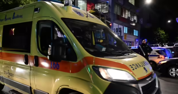 Περιστέρι: Αυτοκίνητο έπεσε πάνω σε πέντε σταθμευμένα ΙΧ – Σε σοβαρή κατάσταση στο νοσοκομείο ο οδηγός
