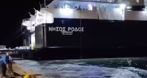 Καιρός – Κακοκαιρία στη Χίο: Θυελλώδεις άνεμοι παρέσυραν πλοίο στο λιμάνι, έσπασαν οι κάβοι