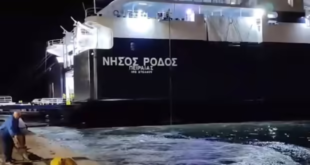 Καιρός – Κακοκαιρία στη Χίο: Θυελλώδεις άνεμοι παρέσυραν πλοίο στο λιμάνι, έσπασαν οι κάβοι