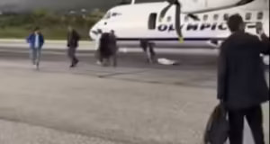 Μυτιλήνη: Η στιγμή που οι επιβάτες του αεροπλάνου κατεβαίνουν στο αεροδρόμιο μετά τον συναγερμό για φωτιά – Βίντεο ντοκουμέντο